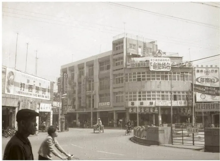 1969年嘉義中央噴水池旁街景。（圖片來源：文化部）