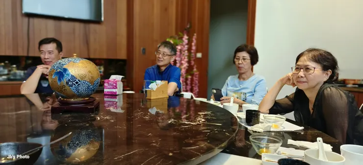 【大家聽得津津有味，「明牌」代號趕快輸入手機。】