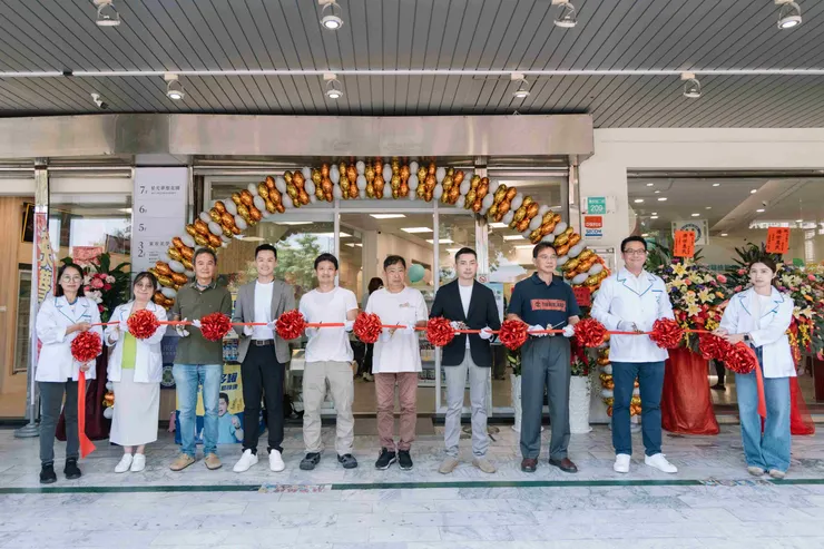 圖說：偉信藥局盛大開幕，偉喬生醫董事長莊詠鈞（右四）與執行長鄭又瑋（左四）、偉盛達健康事業總經理汪祖偉（右二）、知得資本董事長曾敬凱（左五）、台南市北區雙安里里長王發科（右五）等貴賓出席剪綵。（資料來源：偉信藥局）