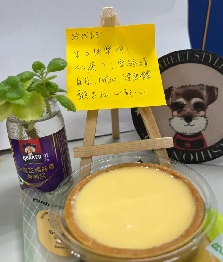 「給自己的生日小儀式。」 一張手寫便條紙、一顆檸檬塔、一瓶左手香。 沒有大排場，卻滿是溫柔的生活氣息。 那句「自在、開心、健康體驗生活～耶～」 像是送給自己的祝福，也是一種靈魂的提醒。