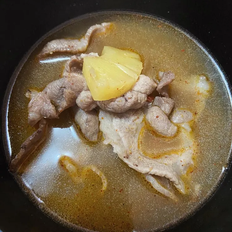 泰式酸辣肉片湯佐鳳梨