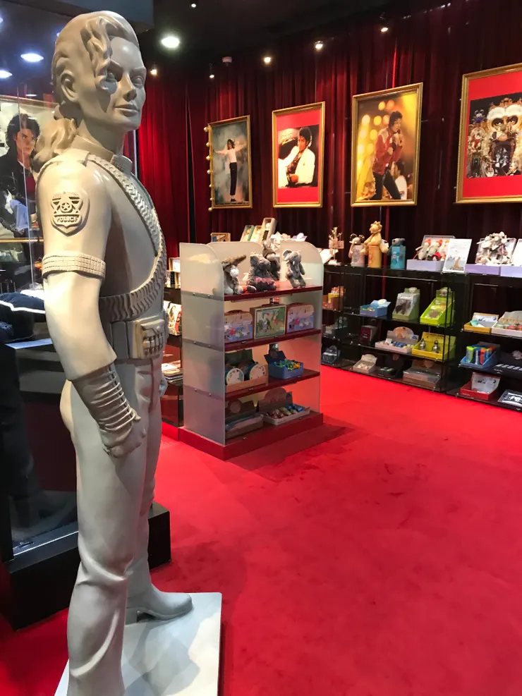 本來有兩層的珍品廊只縮成二百呎的角落，還要有一半地方擺放了跟他完全不相關的卡通玩偶。