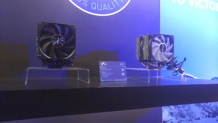 這次新出的MP7 雙扇六熱管塔扇 也分成兩種 一種是本體全黑的+兩顆黑色的風扇，另一個是ARGB版本 本體沒有全黑化+兩顆支援ARGB的風扇