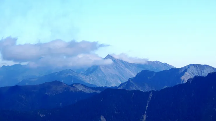 主峰眺望中央山脈北一段中央尖山