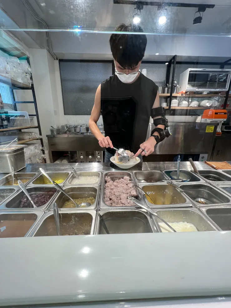 老闆正在準備其他客人的刨冰,超級大一碗