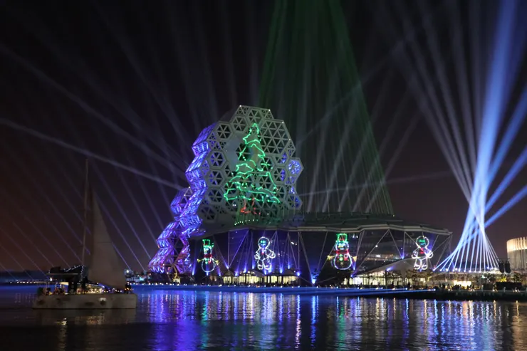 某天晚上難得灣內有帆船活動