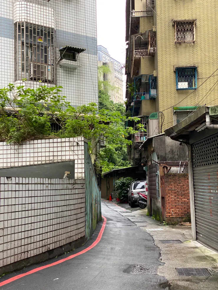 景後街的後段非常狹窄