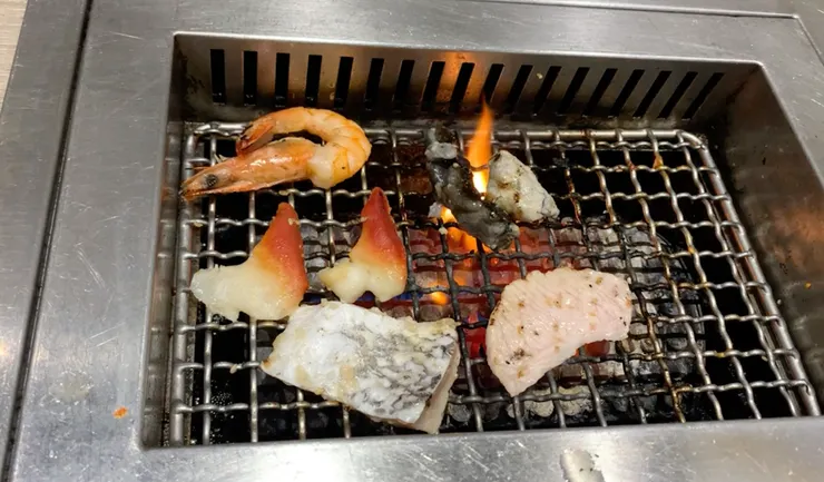 烤爐的火主要集中在正中間 建議烤肉的時候放在兩側會比較好控制