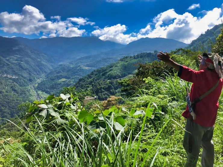 方長老向祖靈及山神祈求平安