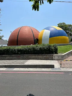 關鍵在於，越是祝福，就表示自己並沒有處在匱乏狀態，所以能夠允許這些想要的事物發生在自己身上。要知道，規則就是自身想要什麼，就先去祝福擁有這些的人，這樣自己也能跟著擁有。不允許別人擁有，自己也難以擁有。