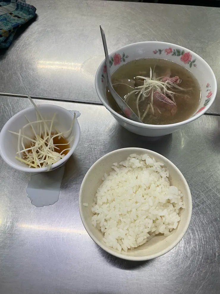 我的早餐：白飯＋綜合湯，真的是美味😋