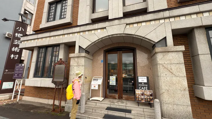 花窗玻璃藝術館一樓售票處旁是咖啡廳和賣店