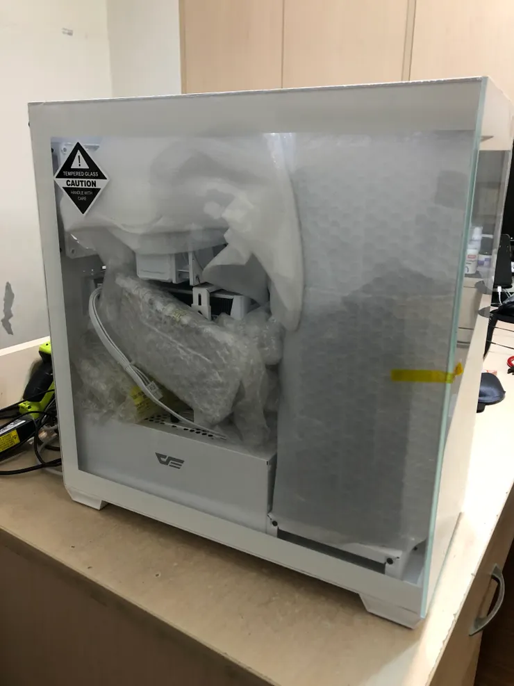 將機殼內部以緩衝材塞滿，避免運送過程中受傷。