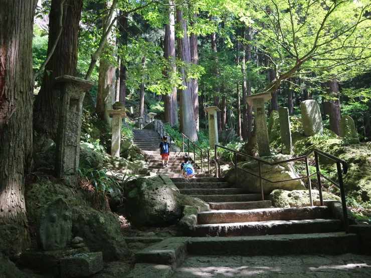 藍色背包的是哥哥,之前爬山都在後面的他,難得今天跑第一個