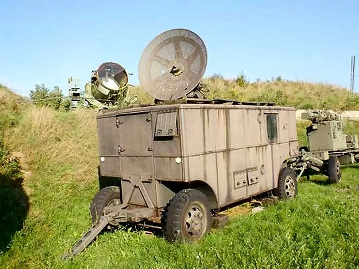 SON-9雷達,北約代號Fire Can,是越戰時北越最主要的高砲火控雷達,能夠為下至25毫米上至100毫米高砲提供引導。這一型號雷達探測距離約50公里,方位精度達到0.1度,早期型號的抗干擾能力欠佳,因此後續發展的SON-9A型具備遭到干擾時自動或手動換頻的能力。