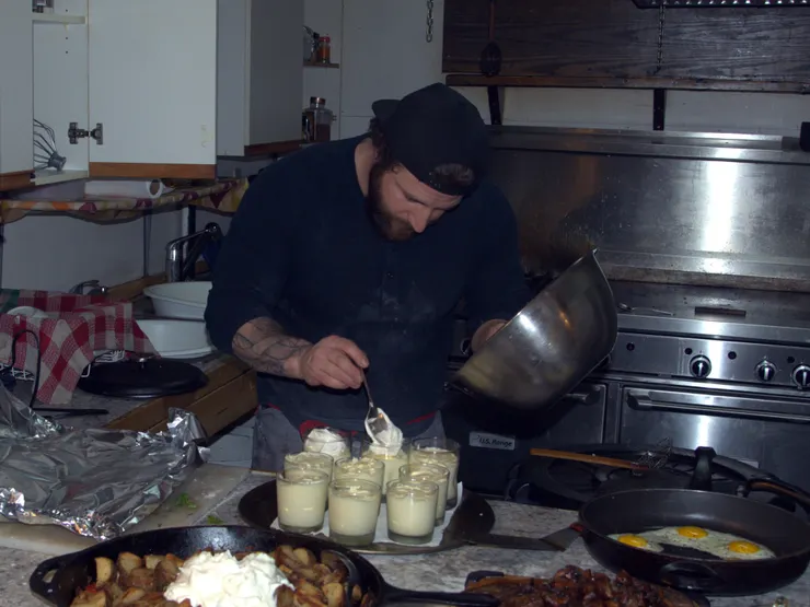 大廚忙著準備甜點