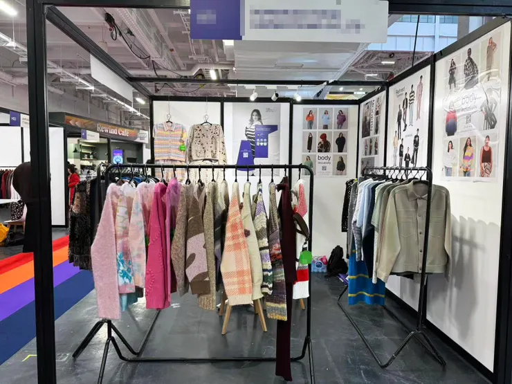 展會現場照片，要考量到參展動線及推薦款式調整擺放位置，挺有趣的