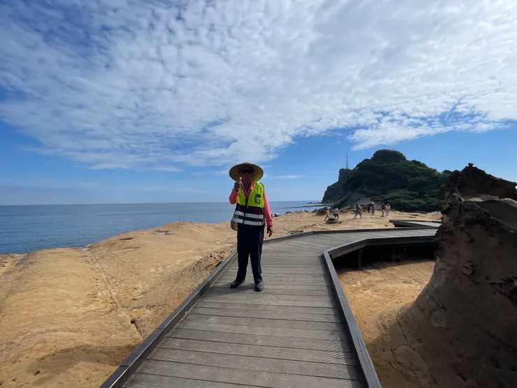 現場穿背心的志工，維護遊客安全的同時，也是最佳解說員。