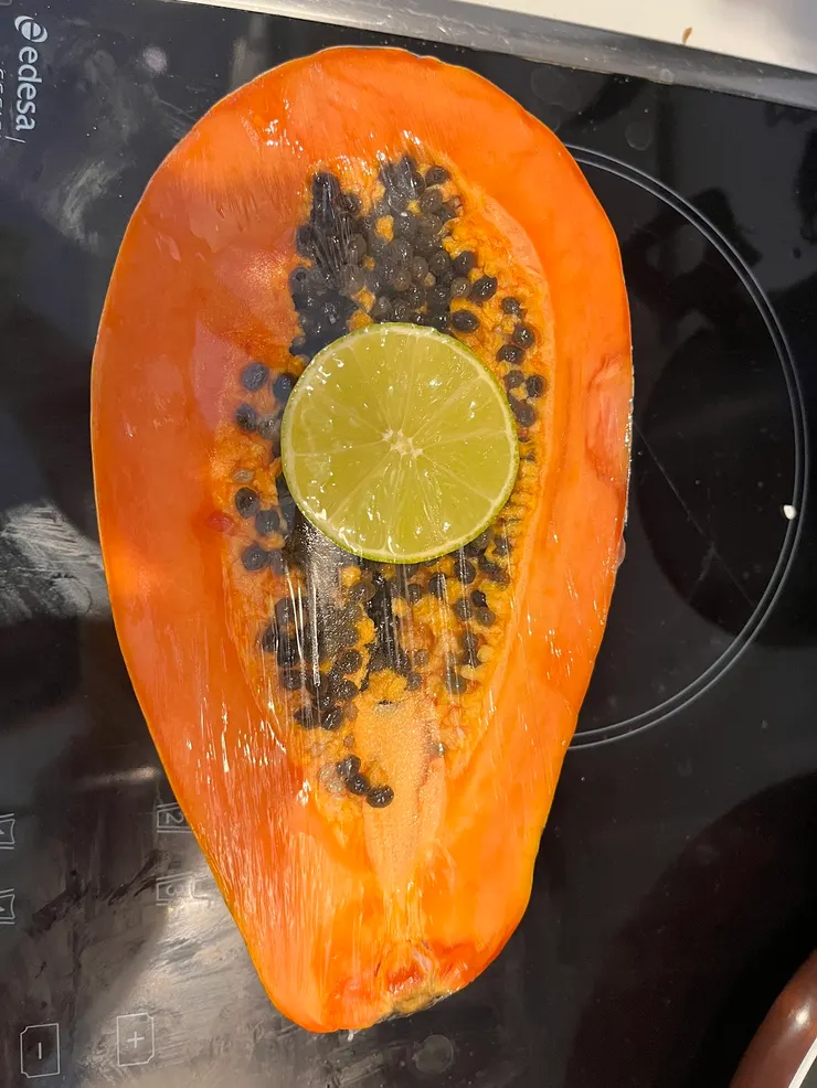 木瓜切半賣，搭檸檬一起吃。