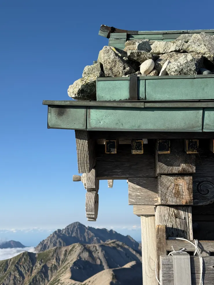 神社和後面的劍岳