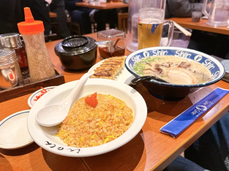 店內上菜速度還滿快的，所以輪轉率很高，排隊都不算排太久就可以吃到