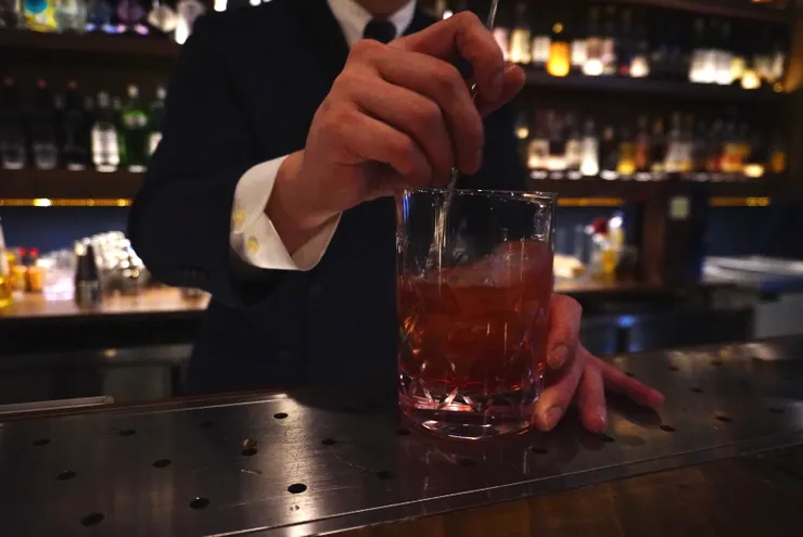 Shawn 正在攪拌杯中 Negroni的所有材料