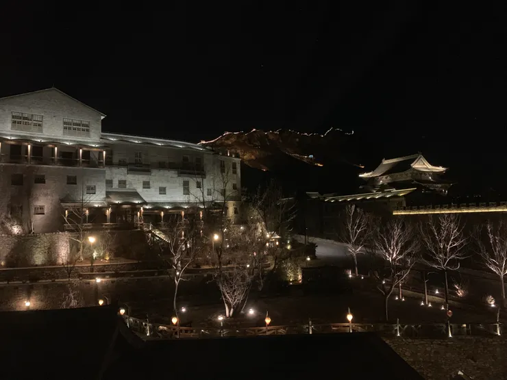 北京附近古北水鎮夜景，右前方是萬里長城。
