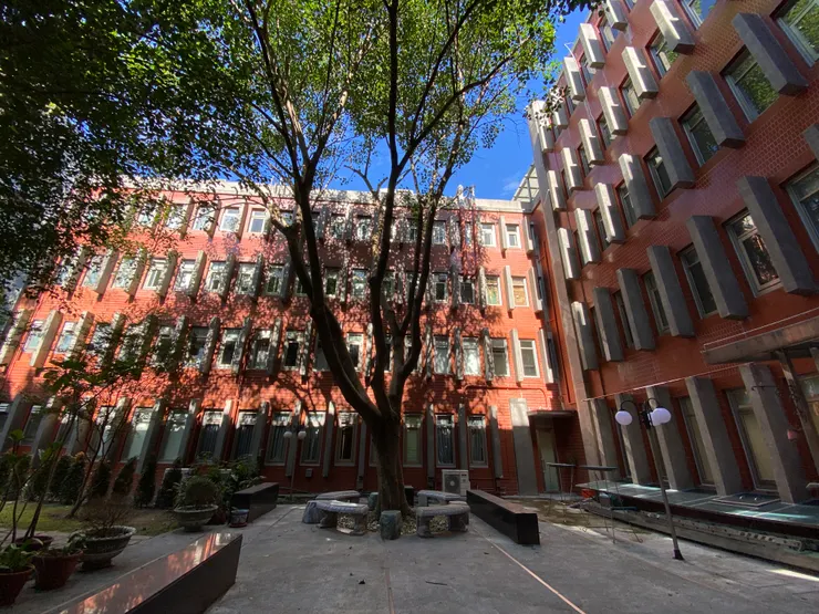 北棟與南棟銜接處，是原本北棟入口的位置，被切割了一半，現改成一個後門