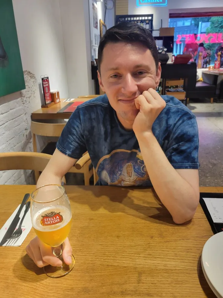 他說我總是讓他陶醉，有種喝醉時的感受。他的眼神滿溢著深情與驚嘆，把我囚禁在只屬於我們兩人的世界裡。