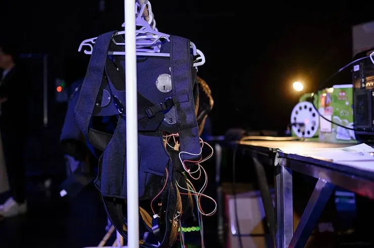 「共感背心」穿戴裝置。圖片來源：桃園市政府藝文設施管理中心官網。