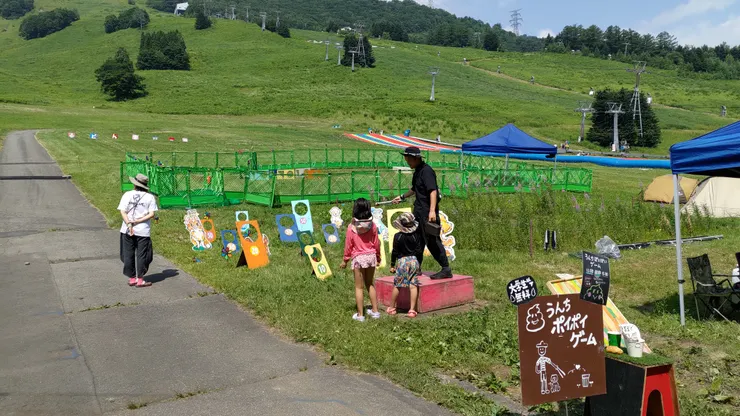 免費讓小孩子玩拿夾子丟假狗大便,入三洞就有獎品的小遊戲。