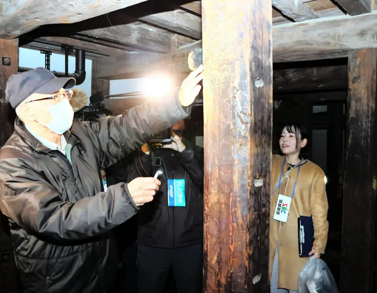 在松本城大天守1階解說的光谷拓實名譽研究員。