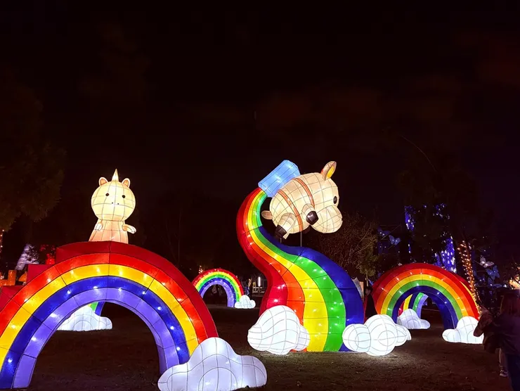 「希望彩虹谷」燈組，應景馬年，推廣后里馬場及臺中動物之家后里園區。圖/臺中市政府農業局提供