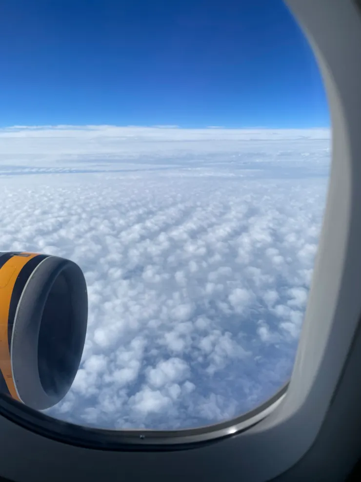 乘坐機艙窗邊位置，欣賞可愛的雲朵。