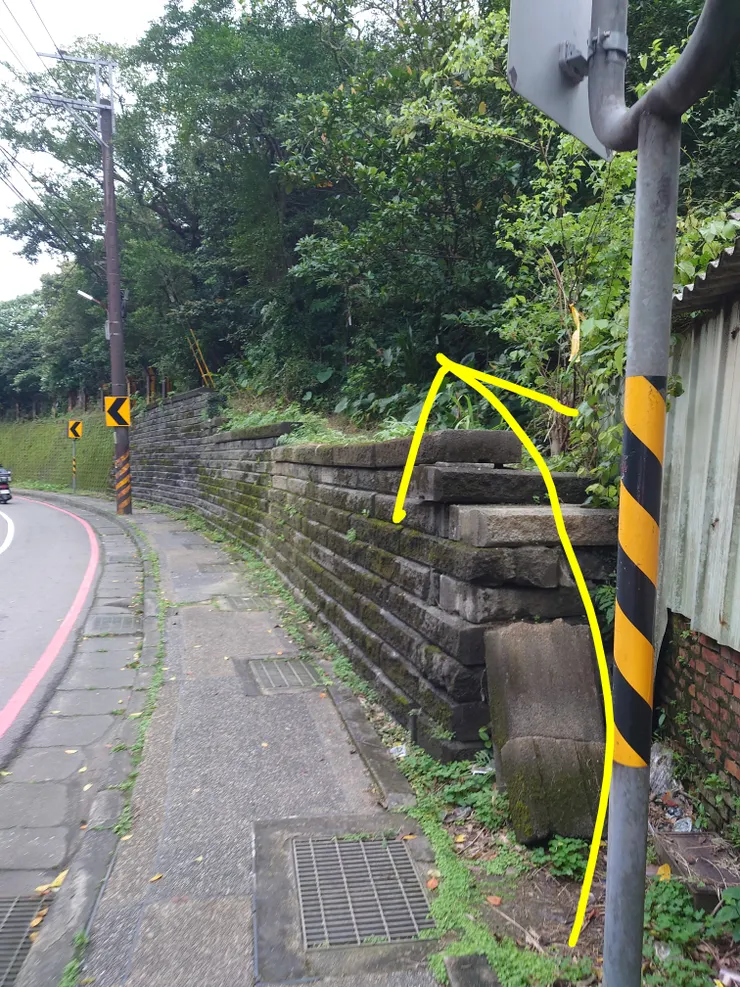 順著黃色箭頭攀上擋土牆