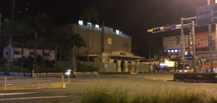 2018年8月6日深夜2點的台南火車站，當時的火車站外觀還在維修。