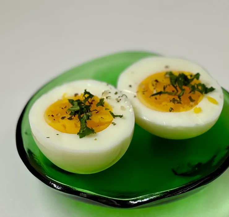 水煮蛋只要簡單撒點鹽巴香料，加點香菜或香草碎，就無敵美味啊！