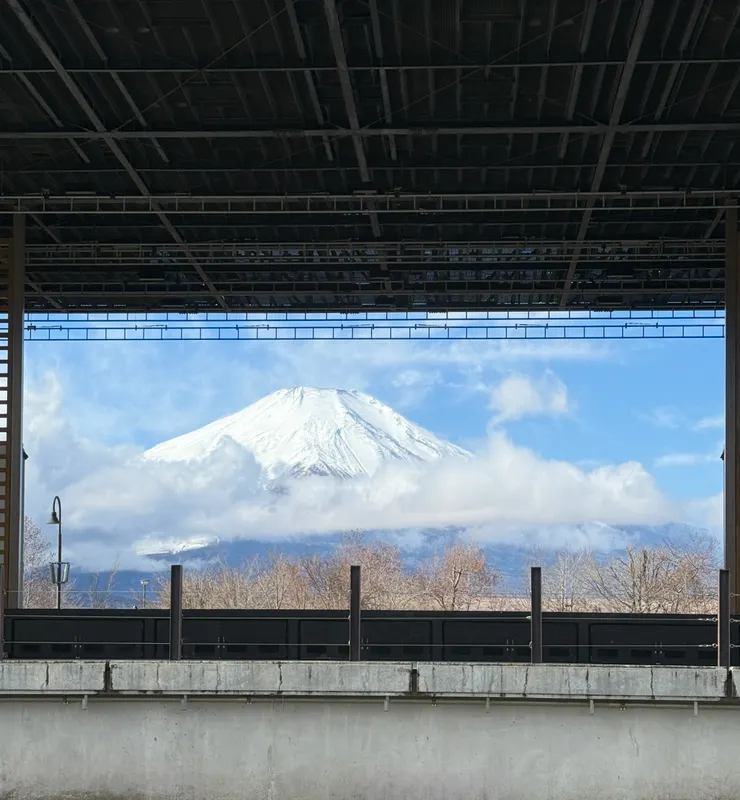 提供給當地居民觀看表演的舞台，背景就是富士山，這個背景無敵了吧！