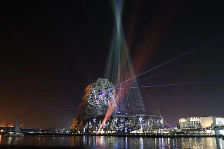 從愛河對岸才能拍到的音浪塔與聖誕樹全景