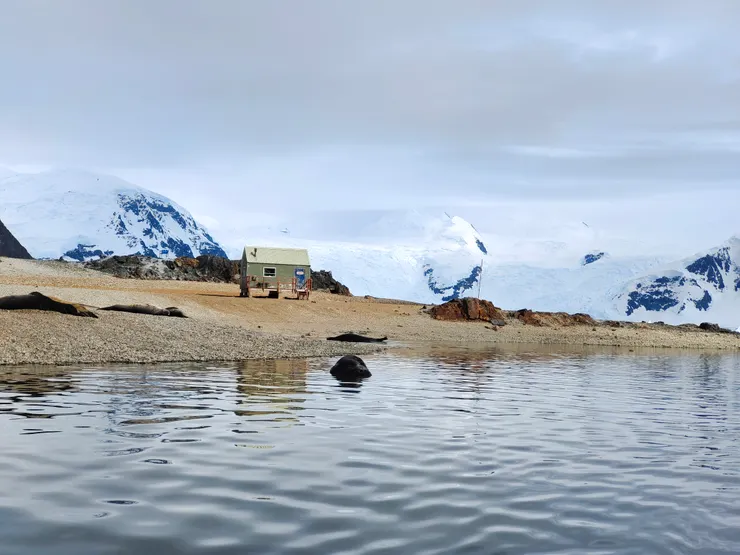 途經廢棄的工作站。