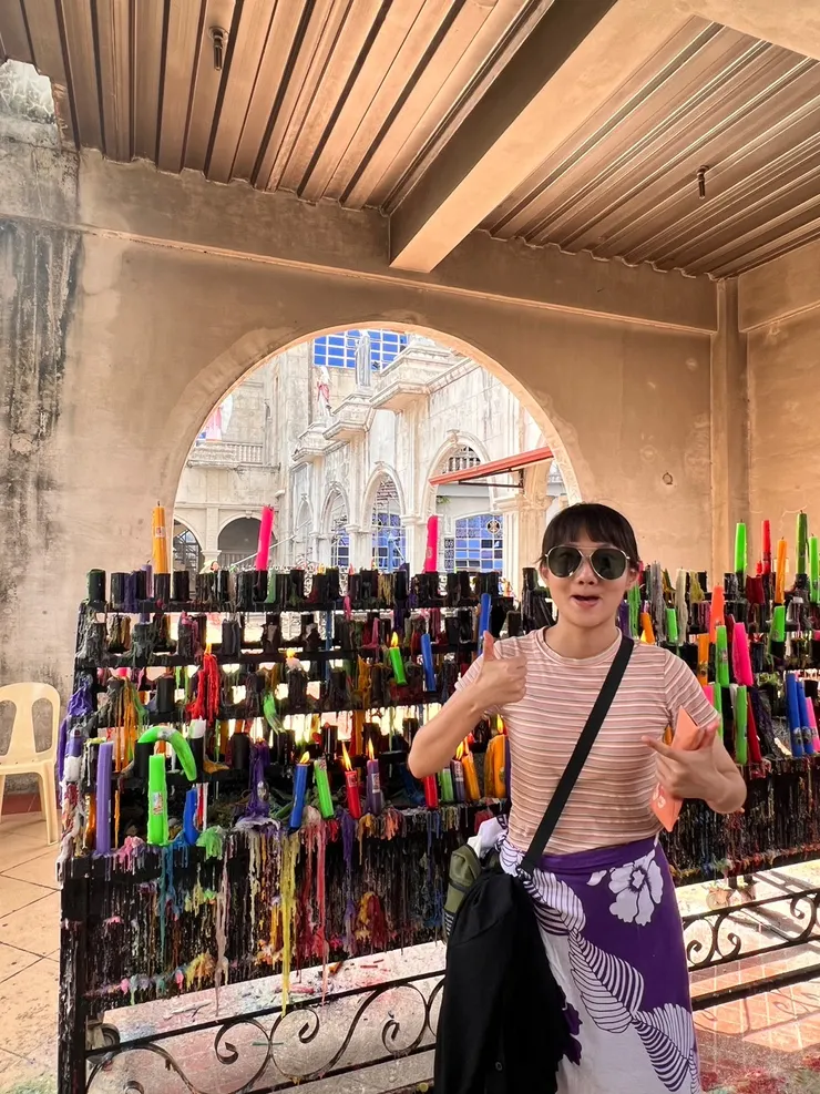 後面那些不同顏色的蠟燭各代表不同的意義,記得有金錢、愛情、健康等等的,一種祈求的概念。很抱歉我想說,這個教堂很像廟