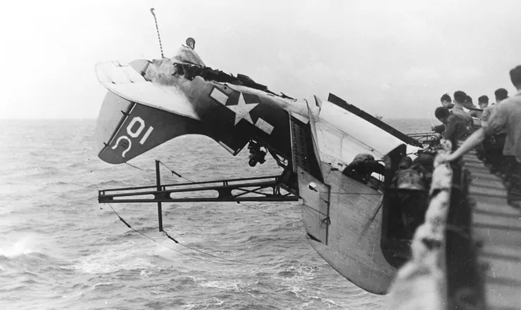 1944年10月30日，一架柯蒂斯 SB2C-3 地獄俯衝者飛機在一次夜間著陸事故中被捲入「無畏號」後無線電桅杆