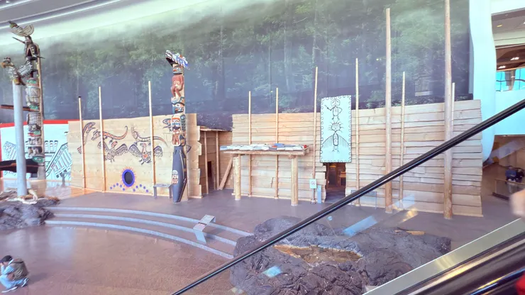 展館仿原住民傳統家屋建造而成，木質有柱有片狀穩固通風兼具。