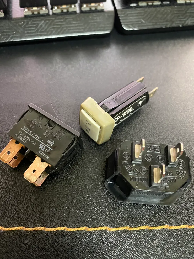 先把開關、電源插座以及斷路器卸下