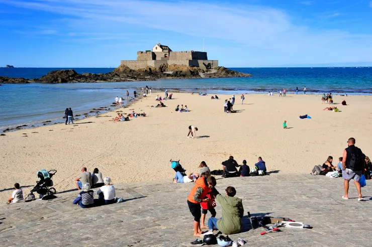 【再回頭走一段城牆朝向出口，經過國家堡及其前斜坡。】