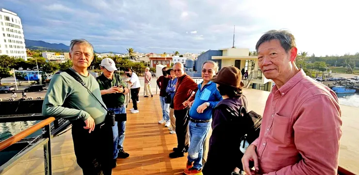 【同學們在伸展台入口端！圖左可見白色的墾丁長灘休閒飯店一角，前年老媽與旅伴即預定住此，才CHECK  IN還没進房，到美術館外走走就出事了！】