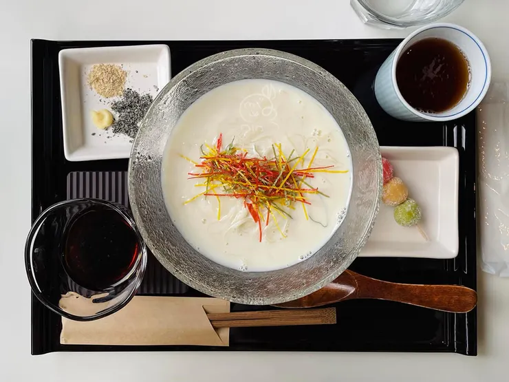 看完展覽正好中午，點了夏季限定的冷麵做為午餐