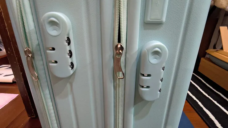 「雙開式」登機箱可以設定前面 開與中間開關。