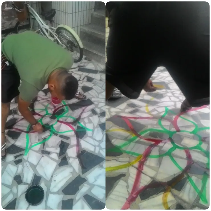 我們畫 Rangoli 時,因為不能踩到剛撒好的粉,所以常常腳得張開像蹲馬步一樣。 有一張照片是我從哈斯本後面的跨下拍他畫畫的手, 小心翼翼地避開 Rangoli,拍出了很有趣的角度。