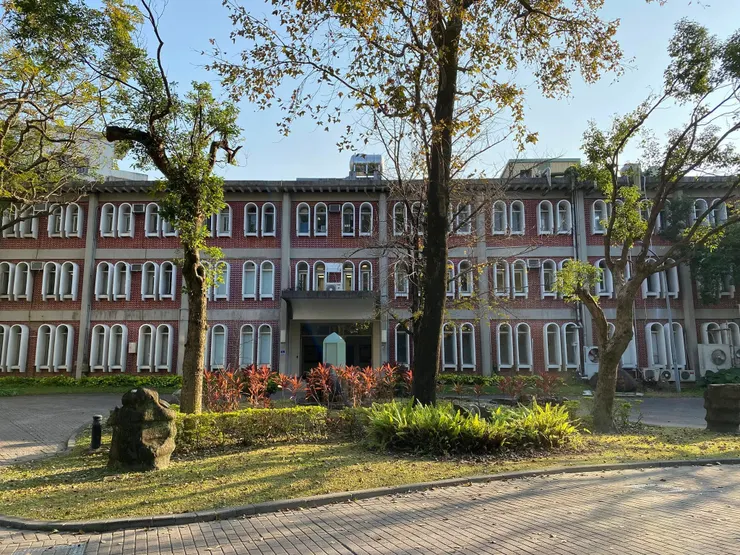 位於舟山路的地質系館。建築最右側是增建部分，施工較為粗糙，並非由大洪建築師事務所設計。